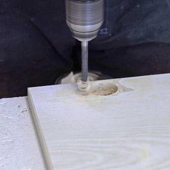 Laga köksluckor: Borra ut för tapparna Laga skruvhål kökslucka: Borra ut för tapparna